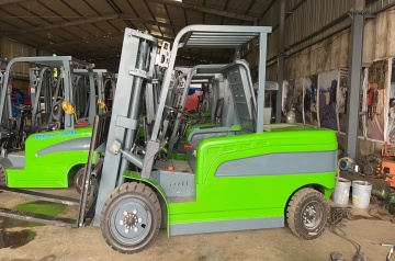 Dirt and Gravel Forklift: The Machine That Laughs at Rough Ground